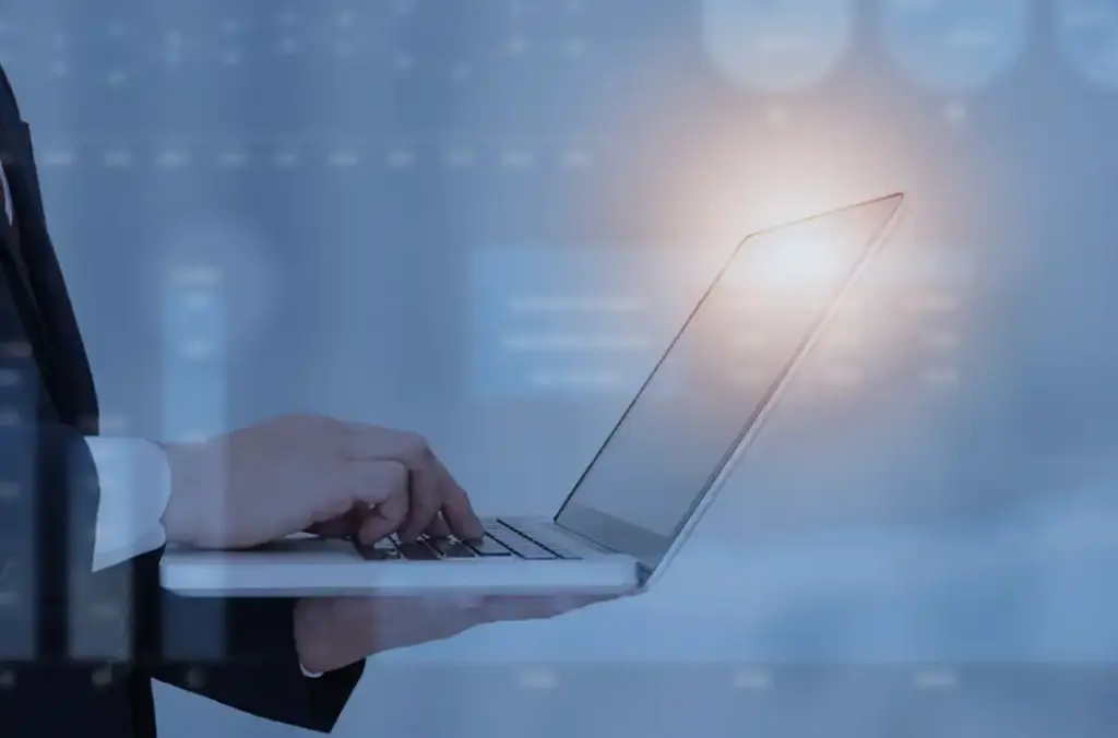 ノートパソコンを持つ人