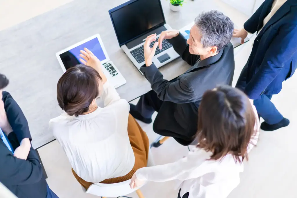 社内で打ち合わせを行うビジネスチームの様子