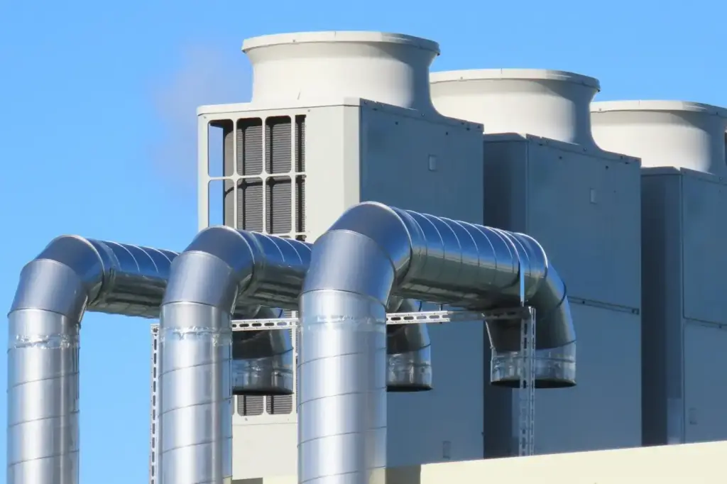 建物の屋上に設置された大型の空調設備と銀色のダクト
